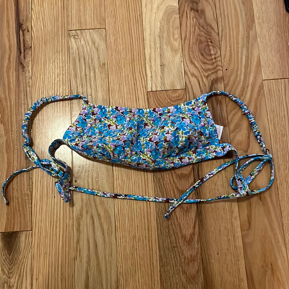 Xhilaration- blue floral bikini top D/DD